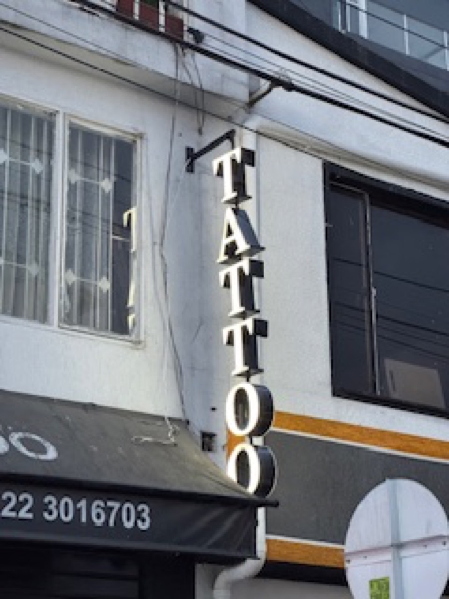 Aviso Tattoo exterior
