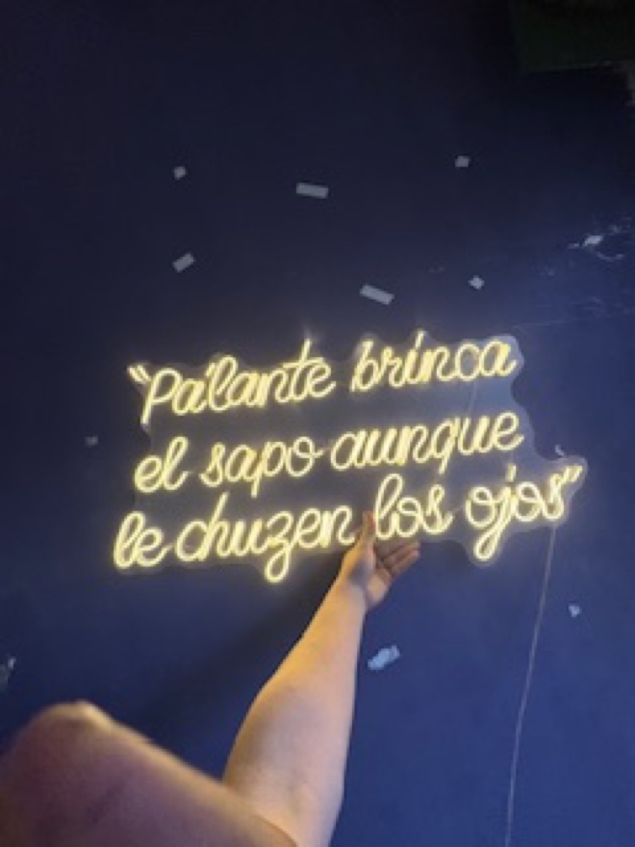 Frase neón local