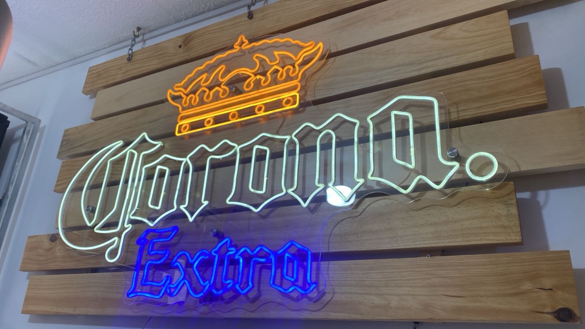 Neón Corona Extra multicolor bar