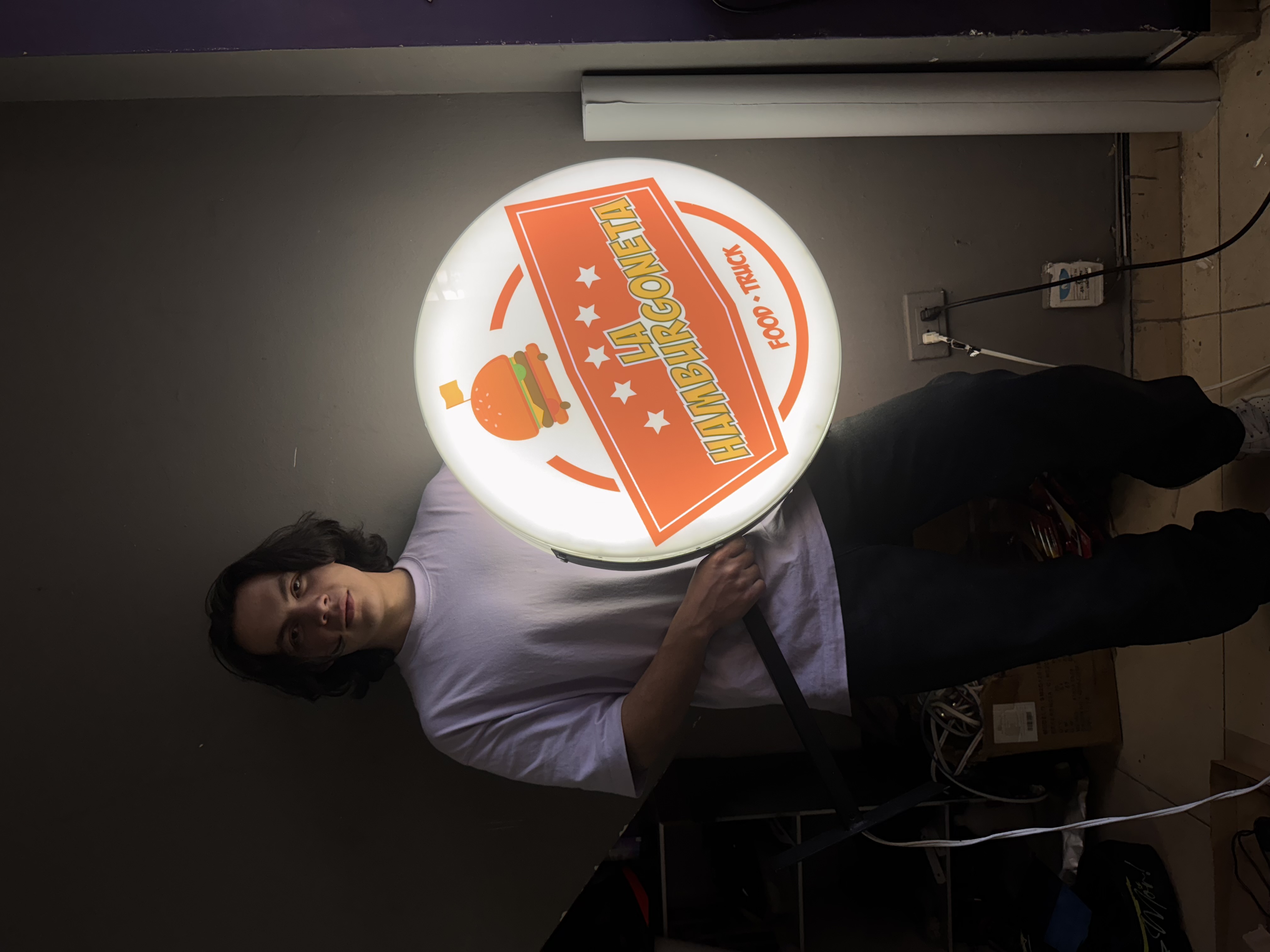 Logo podcast studio neón